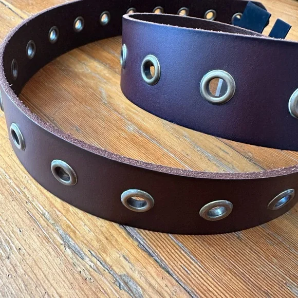 NWT FRYE Grommet Brown Leather Belt 
(Brown Leather and Metal) - Picture 11 of 15